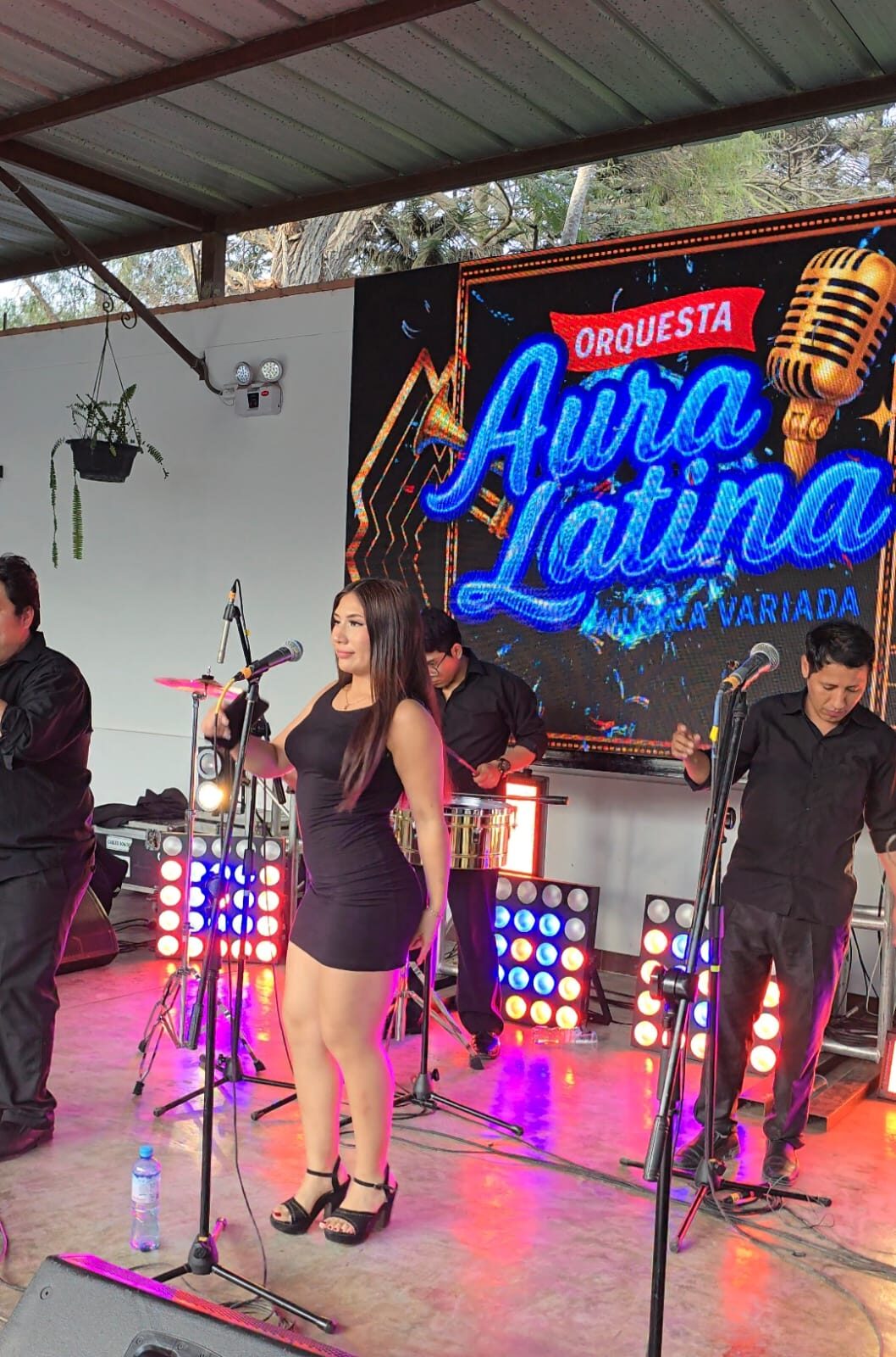 Aura Latina en escenario con pantalla LED