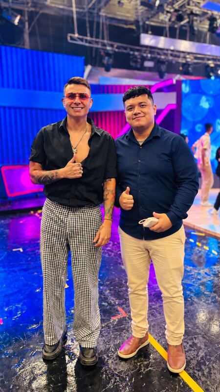 Director de Aura Latina junto al conductor de Mande Quien Mande